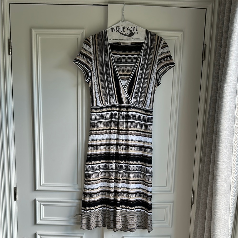 Light weight Italian knit dress. Black, brown, tan and white. Model size 6-8